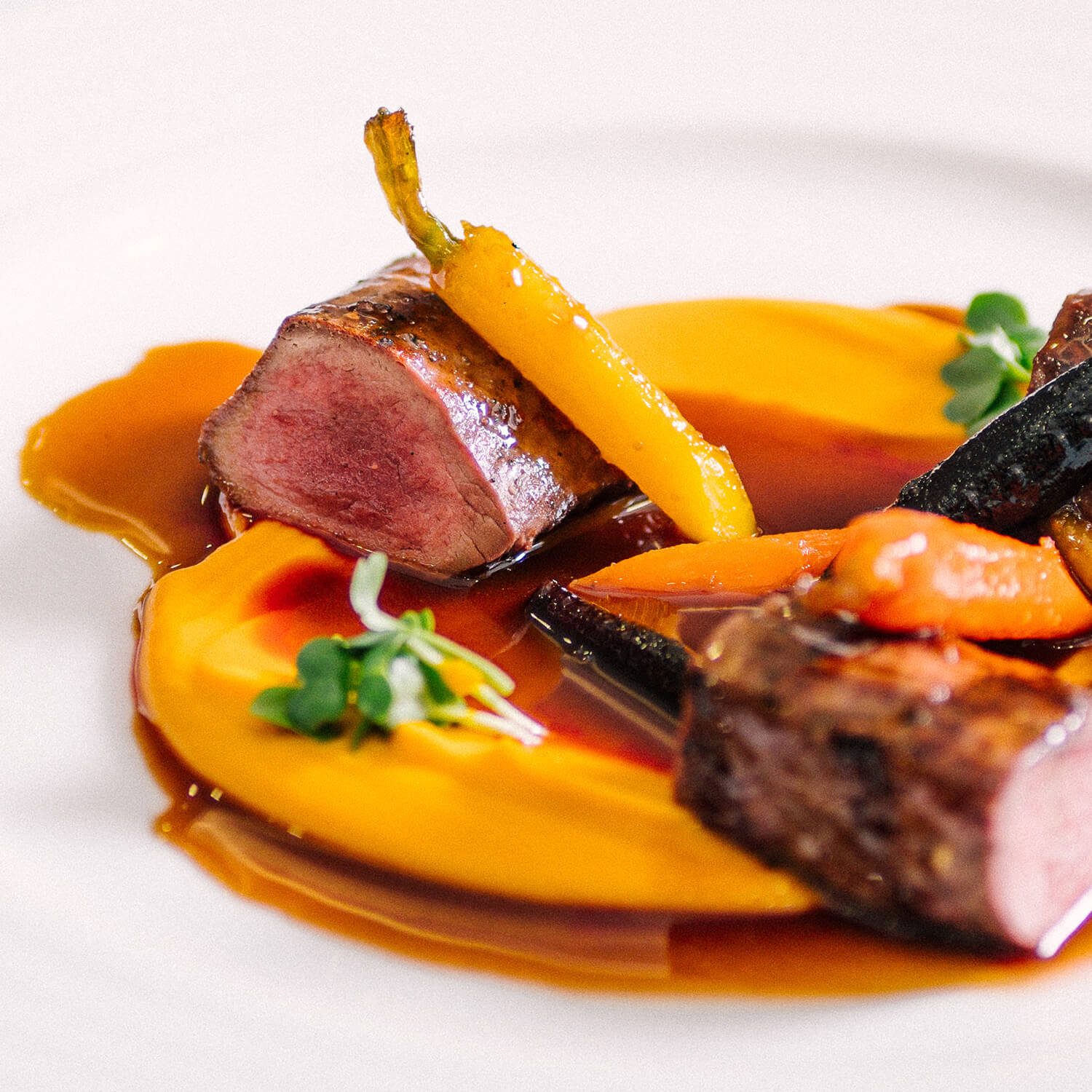 Srnčí chrbát s batátovým pyré