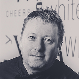 KONFITOVANÉ JAHŇACIE LÝTKO NA ROZMARÍNE S JARNOU ZELENINOU, ŠPARGĽOVÝM QUICHE A OMÁČKOU Z PEČENEJ CVIKLY