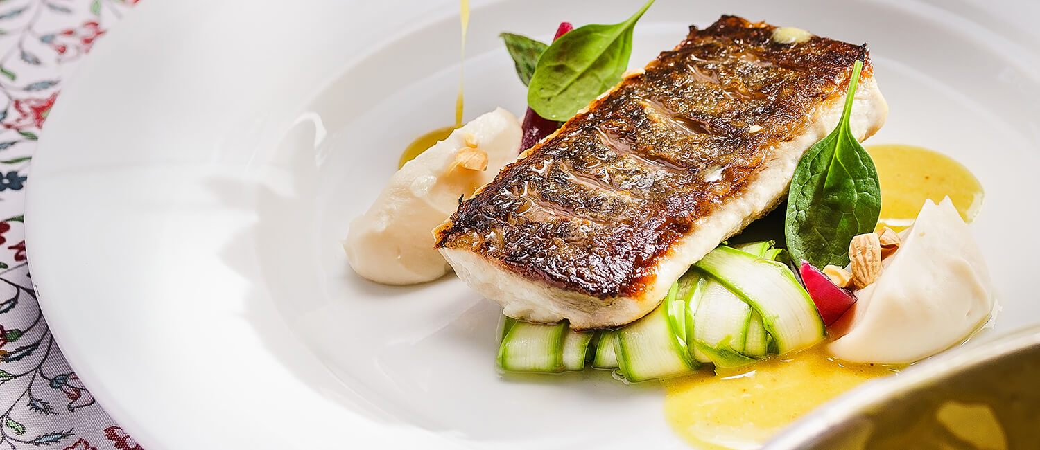 Chrumkavý kapor so špargľou a so špargľovým šalátom